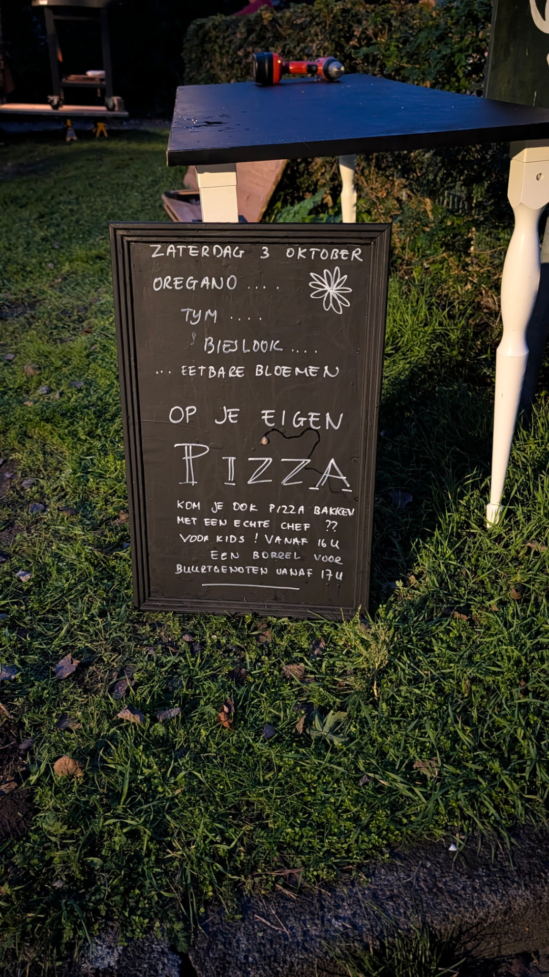 Aankondigingsbord van Pizza voor jou met het programma van de pizzadag in Bentveld