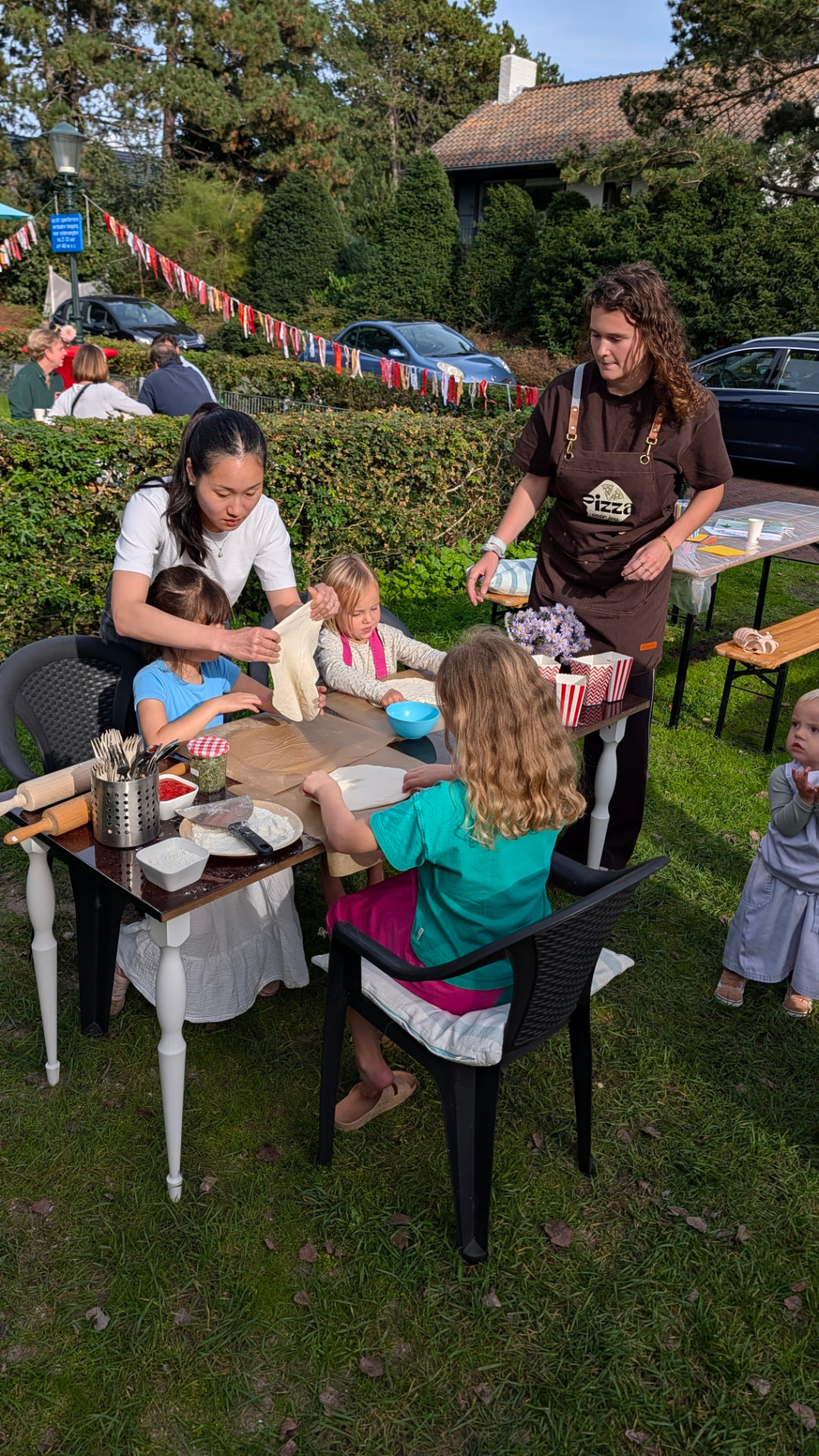 Kinderen maken hun eigen pizza met deeg en toppings tijdens het event van Pizza voor jou in Bentveld