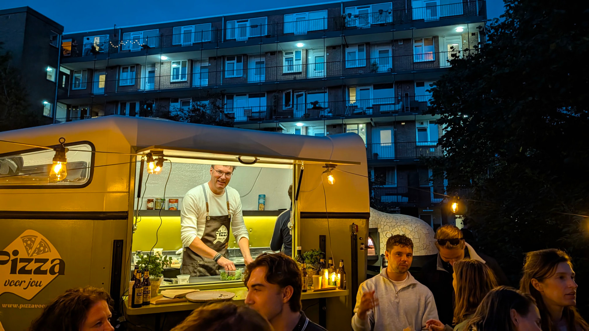 De pizzatrailer van Pizza voor jou 's avonds verlicht op het event in Utrecht