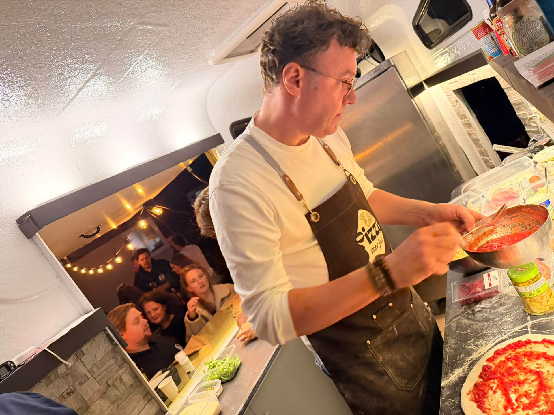 Frans bereidt pizza's in de pizzatrailer tijdens het event in Utrecht